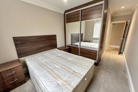 2 bedroom flat to rent, Reet Gardens, Slough, SL1