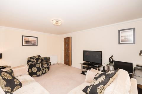 2 bedroom flat to rent, Broomhill Road, Aberdeen, AB10