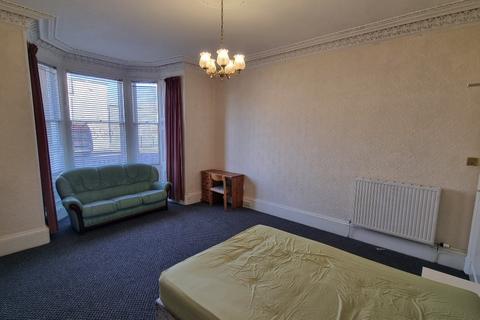 3 bedroom flat to rent, Dundee Terrace, Polwarth, Edinburgh, EH11
