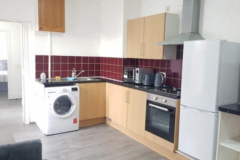 2 bedroom flat to rent, Baleratt St Flat 2, M19