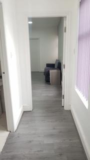 2 bedroom flat to rent, Baleratt St Flat 2, M19