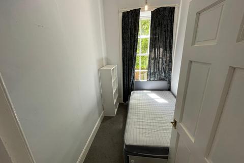 4 bedroom flat to rent - St Patrick Square, Newington, Edinburgh, EH8