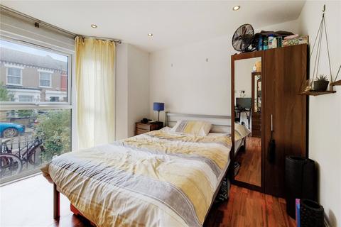 3 bedroom flat to rent, Alderbrook Road, London