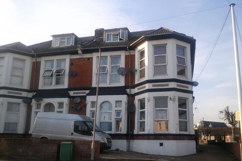 Studio to rent, Denzil Ave