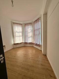 Studio to rent, Denzil Ave