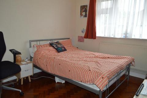 2 bedroom maisonette to rent, Friern Park, North Finchley, London, N12 9DP