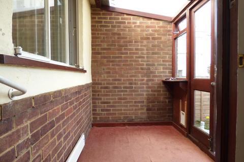 2 bedroom bungalow to rent, Poplars Close, Luton, LU2 8AE