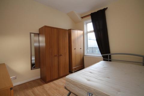 1 bedroom flat to rent - High Street Colliers Wood, London, SW19