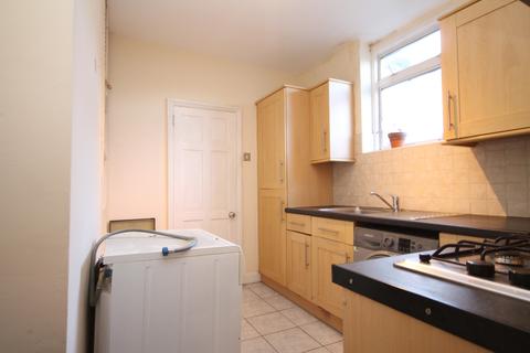 1 bedroom flat to rent - High Street Colliers Wood, London, SW19