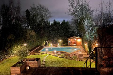 5 bedroom detached house to rent, Barnet Lane, Elstree