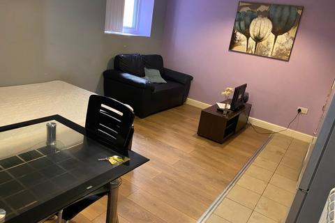 Studio to rent, Humberstone Gate, Leicester LE1
