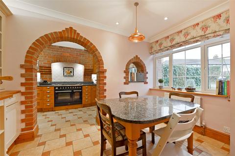 4 bedroom detached house to rent, Stanley Hill Avenue, Amersham, Buckinghamshire, HP7