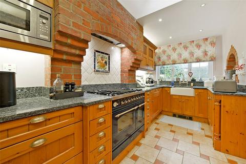 4 bedroom detached house to rent, Stanley Hill Avenue, Amersham, Buckinghamshire, HP7