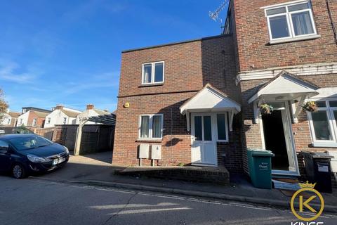 2 bedroom end of terrace house to rent, Highland Road, Southsea