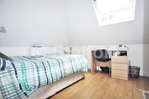 5 bedroom maisonette to rent, Holloway Road, London, N7