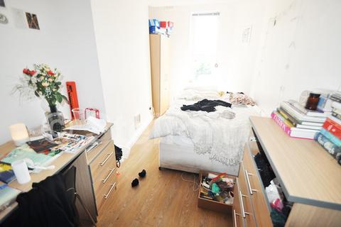 5 bedroom maisonette to rent, Holloway Road, London, N7