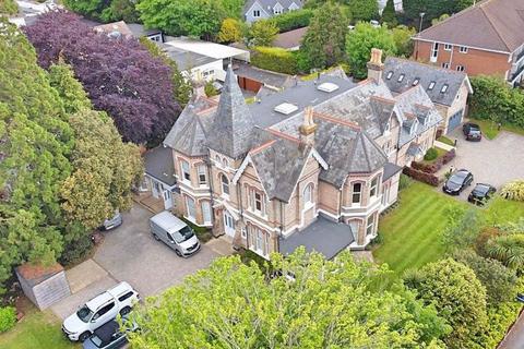 undefined, Delightful 2 bedroom apartment - £1350 pcm
