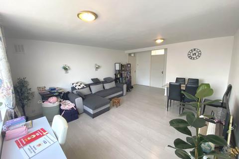 2 bedroom flat to rent, Boreham Holt, Elstree