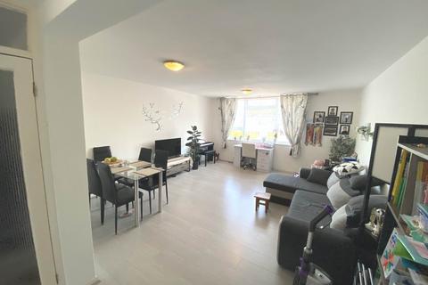 2 bedroom flat to rent, Boreham Holt, Elstree