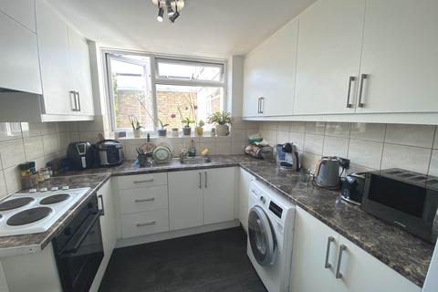 2 bedroom flat to rent, Boreham Holt, Elstree