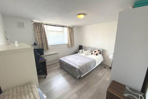 2 bedroom flat to rent, Boreham Holt, Elstree