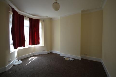 3 bedroom terraced house to rent, Francis Avenue, Ilford