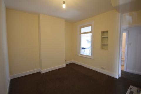 3 bedroom terraced house to rent, Francis Avenue, Ilford