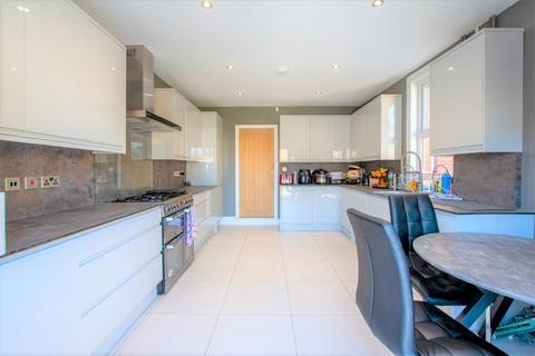 3 bedroom detached house to rent, Maybury Road, Woking