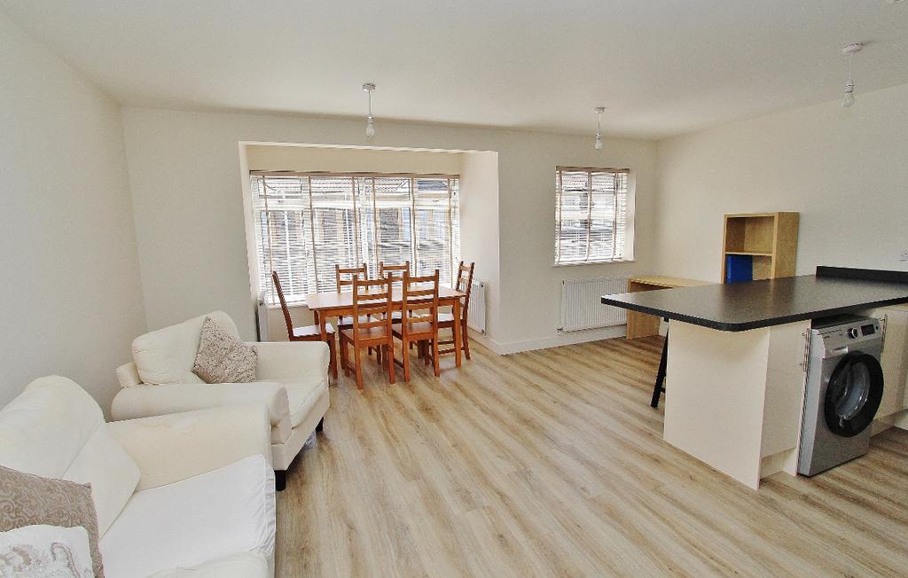 Rock Road, Keynsham 2 bed flat £895 pcm (£207 pw)