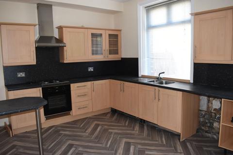 2 bedroom terraced house to rent, Woodside View , Boothtown, Halifax HX3
