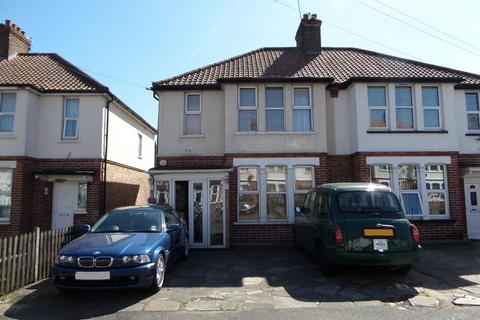 3 bedroom semi-detached house to rent, Wren Avenue, Southall