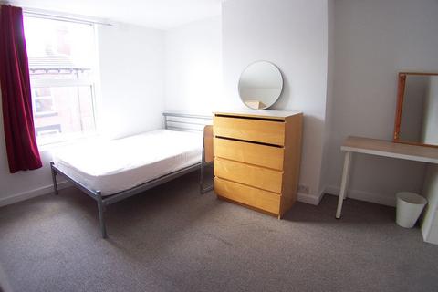 2 bedroom terraced house to rent, Thornville Place, Leeds