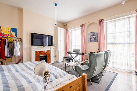 Studio to rent, Regent Square, Bloomsbury , WC1H