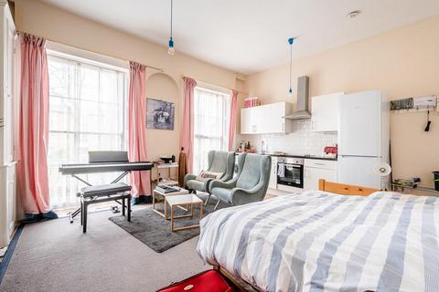 Studio to rent, Regent Square, Bloomsbury , WC1H