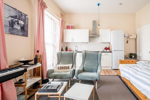 Studio to rent, Regent Square, Bloomsbury , WC1H