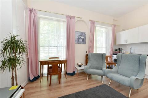 Studio to rent, Regent Square, Bloomsbury , WC1H
