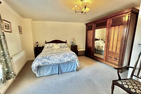 2 bedroom apartment for sale, Lynwood Court, Priestlands Place, Lymington, Hampshire, SO41