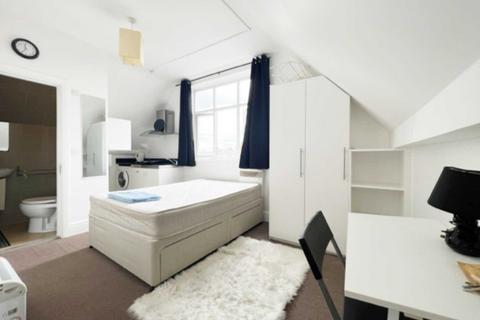 Studio to rent, Uxbridge Road, Shepherds Bush W12 0NP