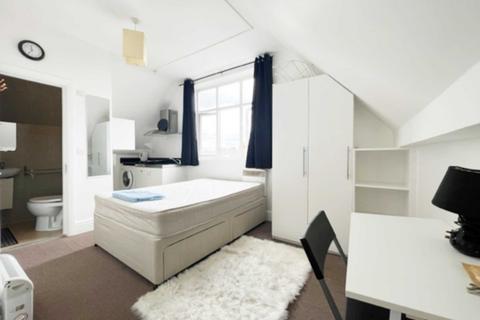 Studio to rent, Uxbridge Road, Shepherds Bush W12 0NP