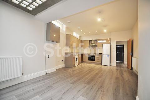 4 bedroom apartment to rent, Grafton Road, London, NW5