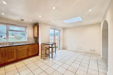 4 bedroom semi-detached house to rent, Oakway, Stifford Clays