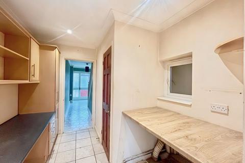4 bedroom semi-detached house to rent, Oakway, Stifford Clays