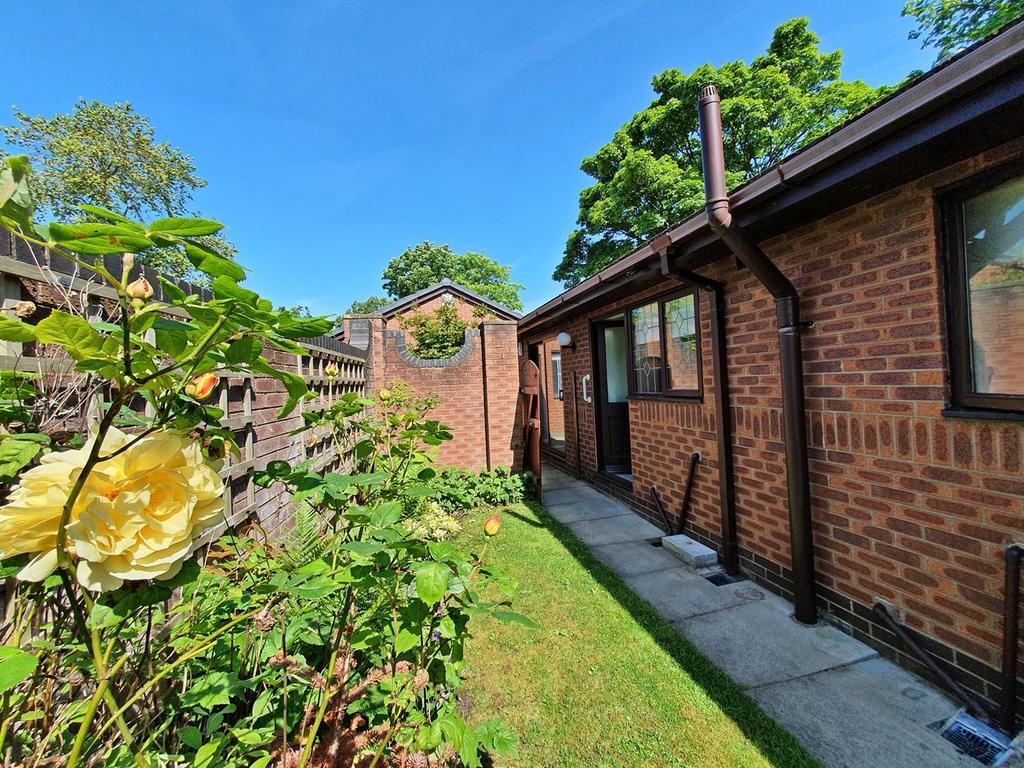 Wigan Road, AshtoninMakerfield, Wigan, WN4 3 bed detached bungalow
