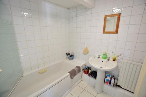 3 bedroom flat to rent, Bedford Place