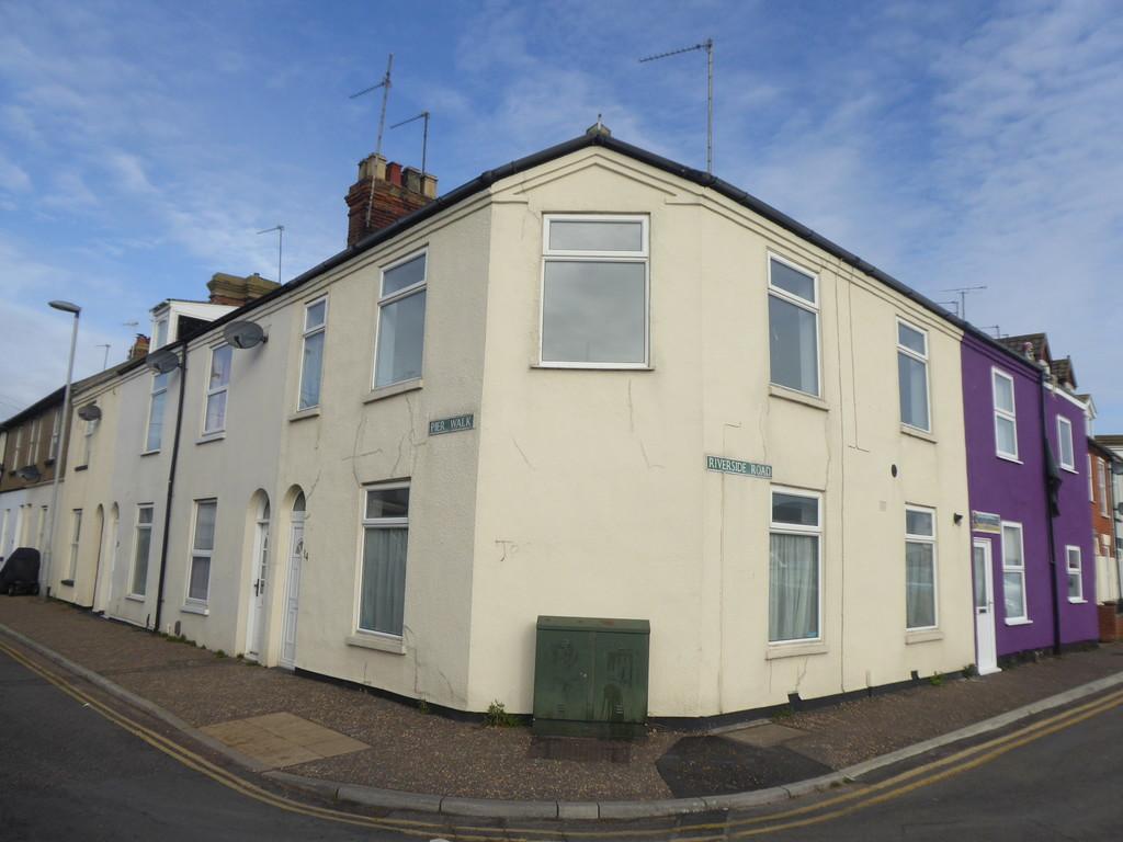 Pier Walk, Gorleston 3 bed terraced house £675 pcm (£156 pw)