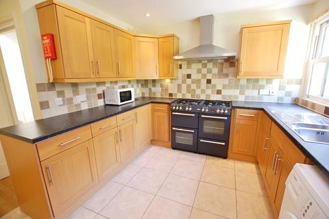 4 bedroom end of terrace house to rent - Walnut Tree Close