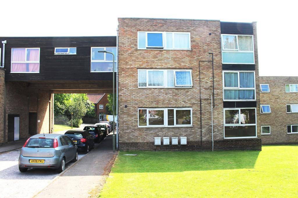 Sutherland Close, EN5 2 bed flat £160,000