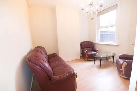 4 bedroom flat to rent, Lynton Road, Bermondsey, London