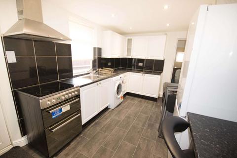 4 bedroom flat to rent, Lynton Road, Bermondsey, London