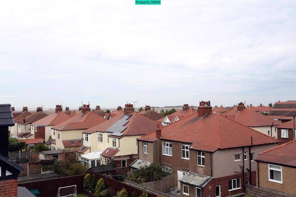 70 Banks Road, West Kirby, Wirral, CH48 0RD 2 bed flat £850 pcm (£196 pw)